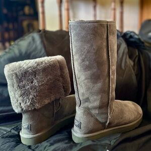 UGG boots Tall II. Gray. New .size 10